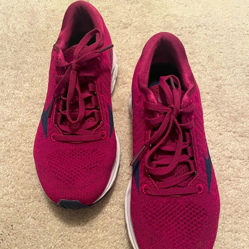 Brand New Running shoes! Only worn once in the house - never worn outside.